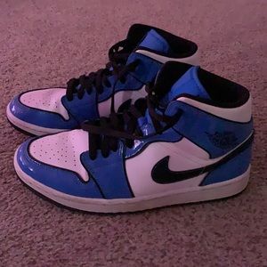 Nike - Air Jordan 1 Mid Signal Blue